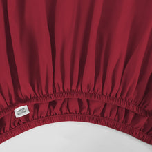 Red fitted sheet with elasticized hem and smooth microfiber surface