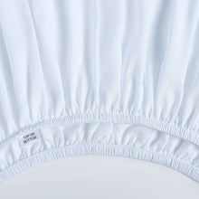 White microfiber fitted sheet with elasticized bottom hem detail