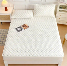 Cotton fitted double bed sheet cover, white with small diamond pattern