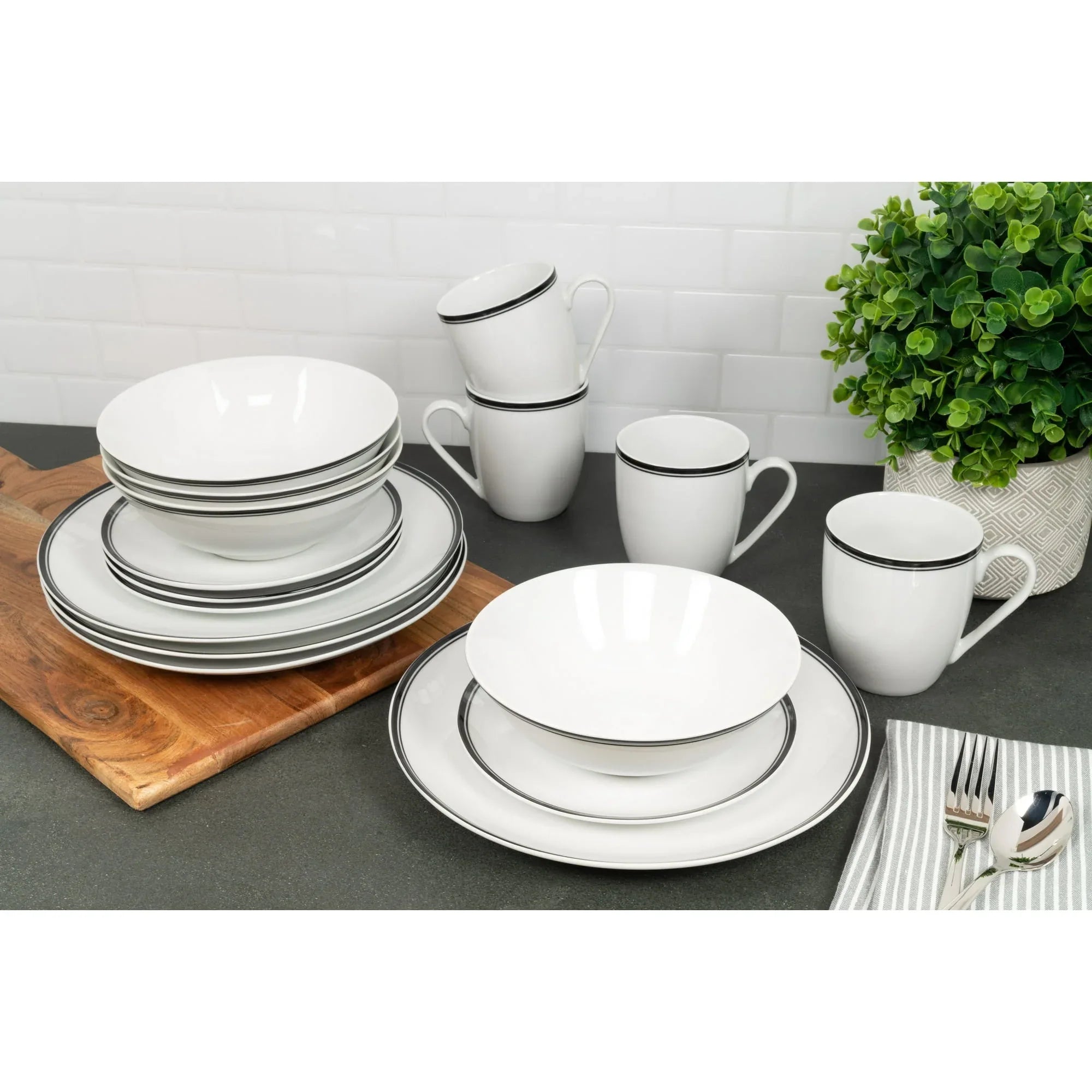 10 Strawberry Street Simply Coupe 16-Piece Ceramic Dinnerware Set, Black