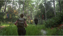 PlayStation 5 game screenshot: armored runner with backpack in overgrown forest