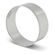Round ring-shaped stainless steel cookie cutter with smooth inner edge