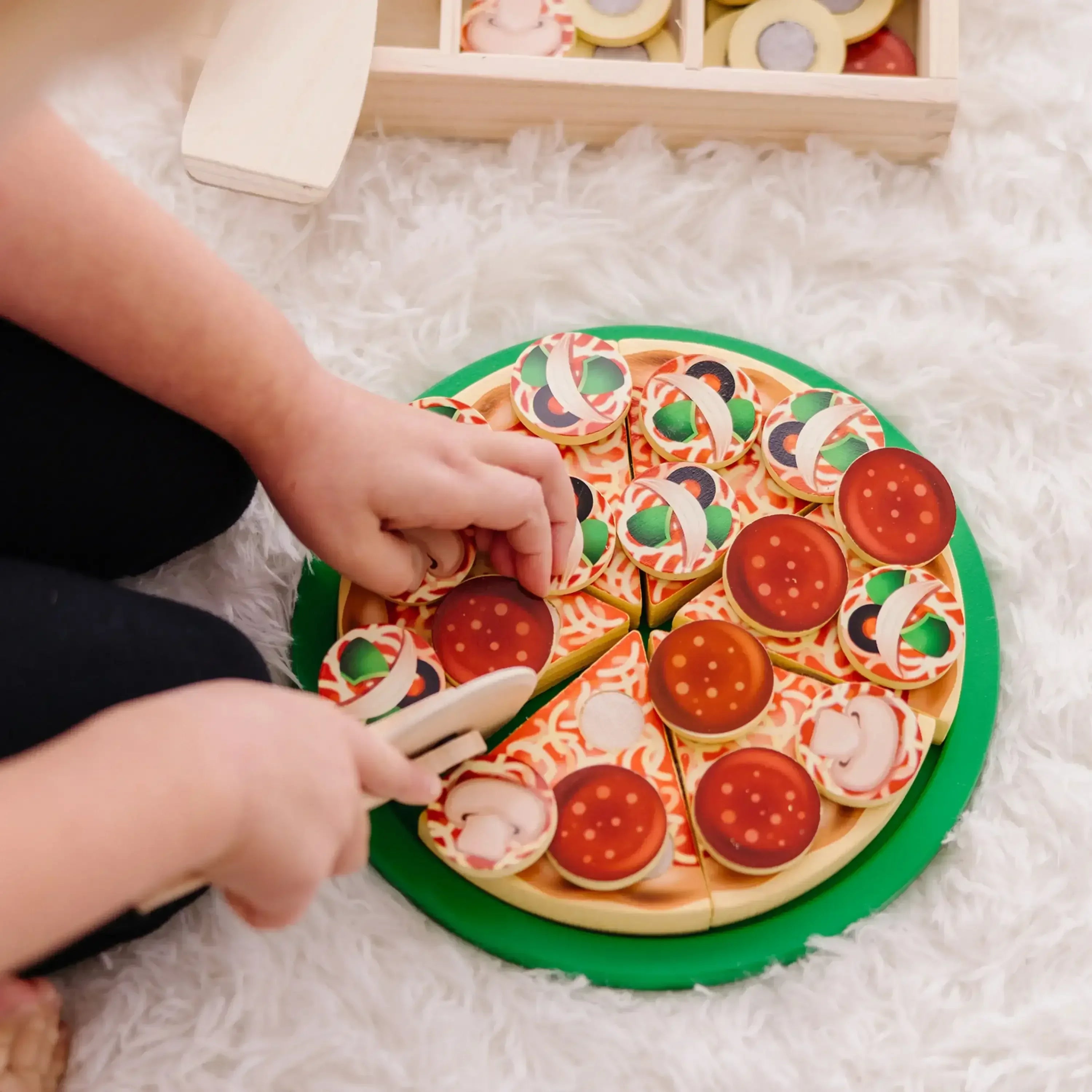 Melissa & Doug Wooden Pizza Party Play Food Set with 36 Toppings for Toddlers Age 3+