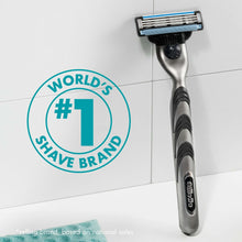 Manual razor with cartridge head, silver handle and blue blade refills