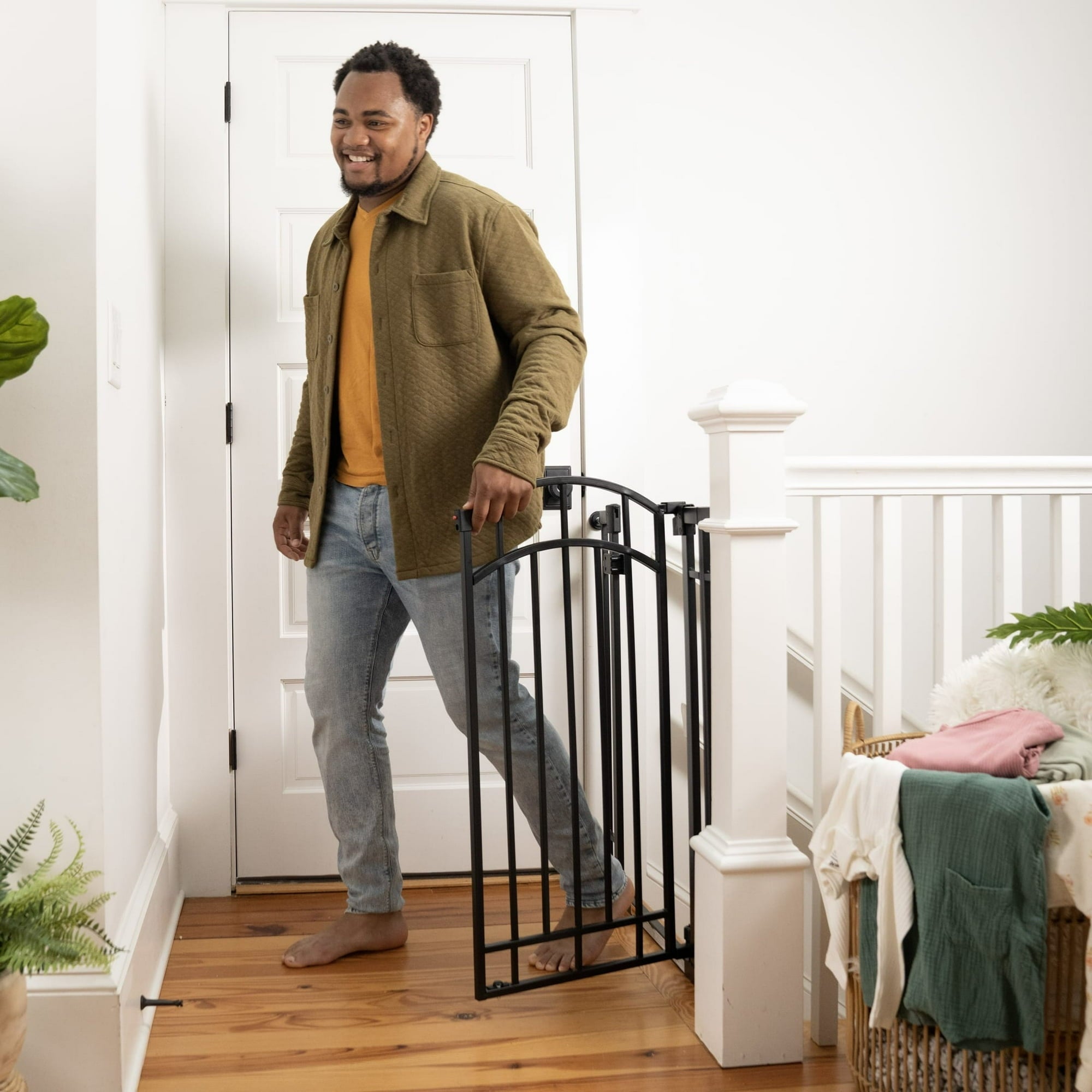 Ingenuity The Doorway 48W Series Safety Pet and Baby Gate, 28.5'-48' Wide, 36' Tall - Black