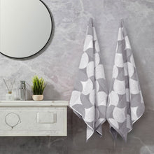 Gray bath towel 2-piece set with large geometric heart pattern, textured woven fabric
