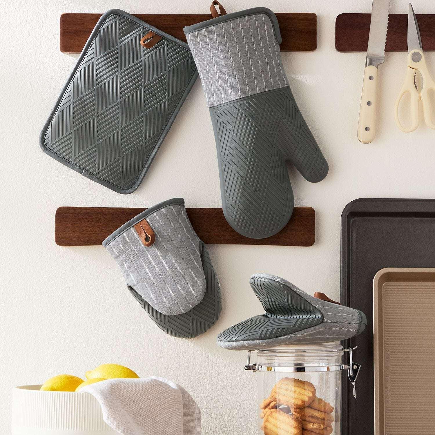 Member's Mark 4 -Pack Yarn Dyed Silicone Oven Mitt, Pot Holder, Mini Mitt Set