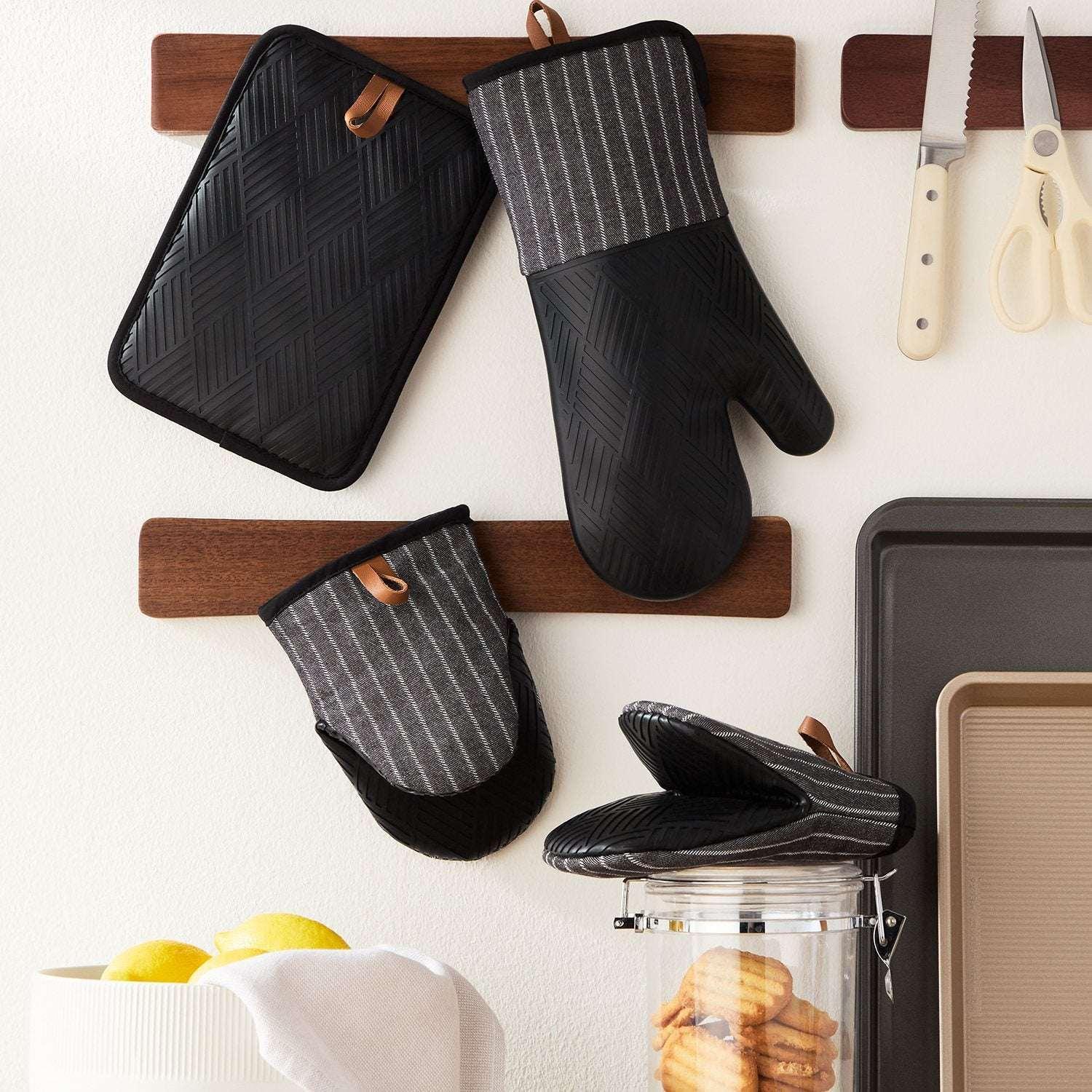 Member's Mark 4 -Pack Yarn Dyed Silicone Oven Mitt, Pot Holder, Mini Mitt Set