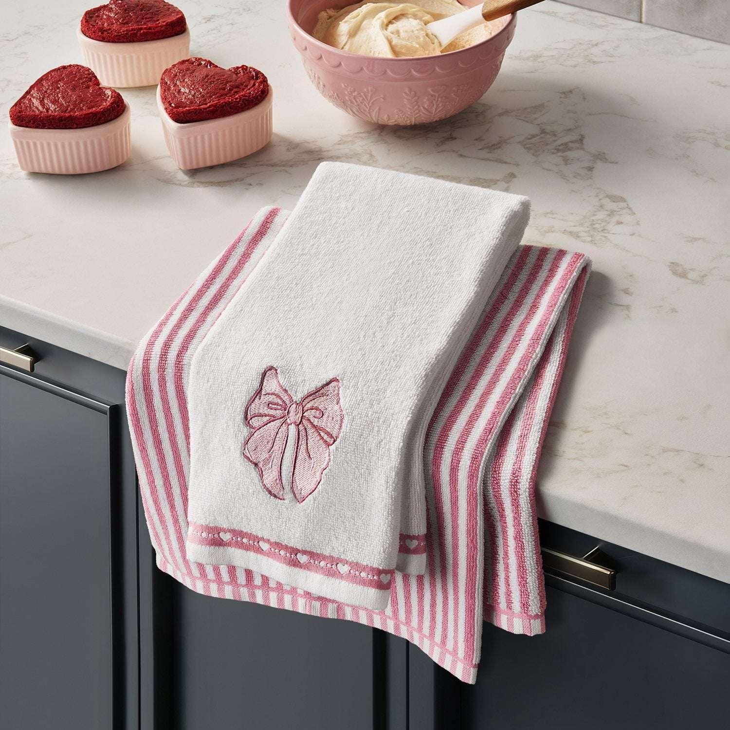 Member's Mark 8-Piece Kitchen Towel Set, Valentine's Day