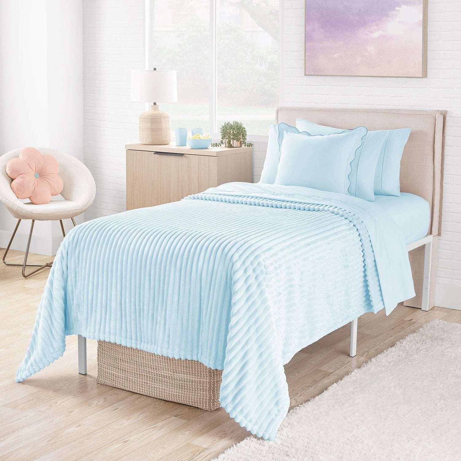 Member's Mark Oversized Plush Blanket, 78" x 92"