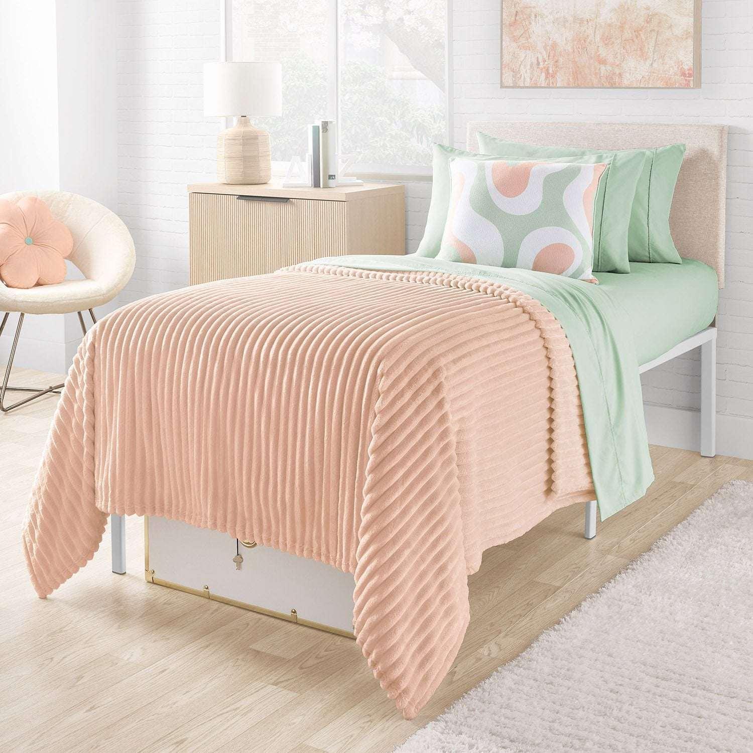 Member's Mark Oversized Plush Blanket, 78" x 92"