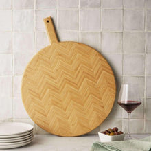 Bamboo charcuterie board with round shape and handle, herringbone pattern