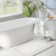 Quick-dry memory foam bath mat, light gray-white with inset frame on tile