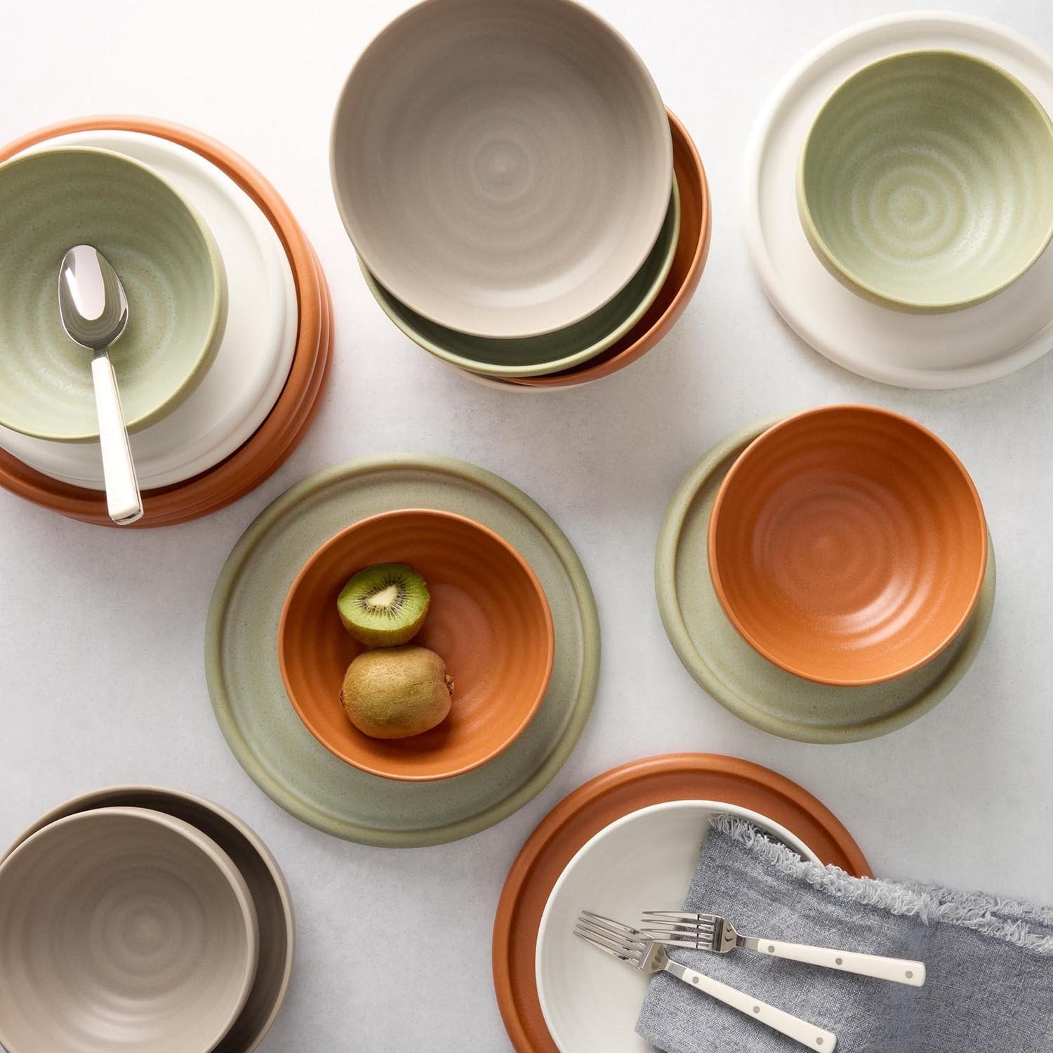 Member's Mark 16-Piece Bubble Reactive Dinnerware Set