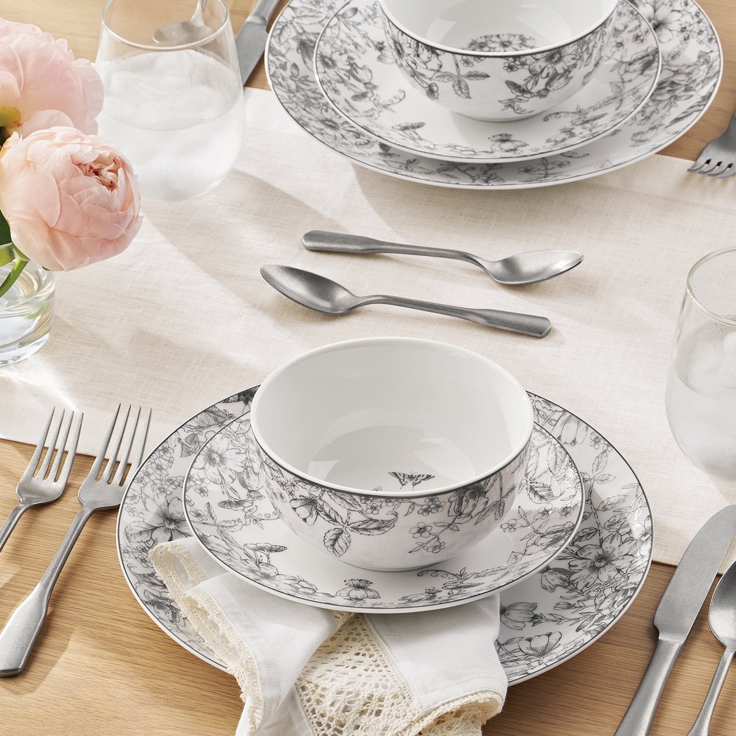 Member's Mark 12-Piece Porcelain Toile Dinnerware Set