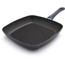Square grill pan with ridged cooking surface and side handle, black finish