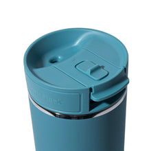Teal Sip-N-Lok lid close-up with sip opening and latch on insulated mug.