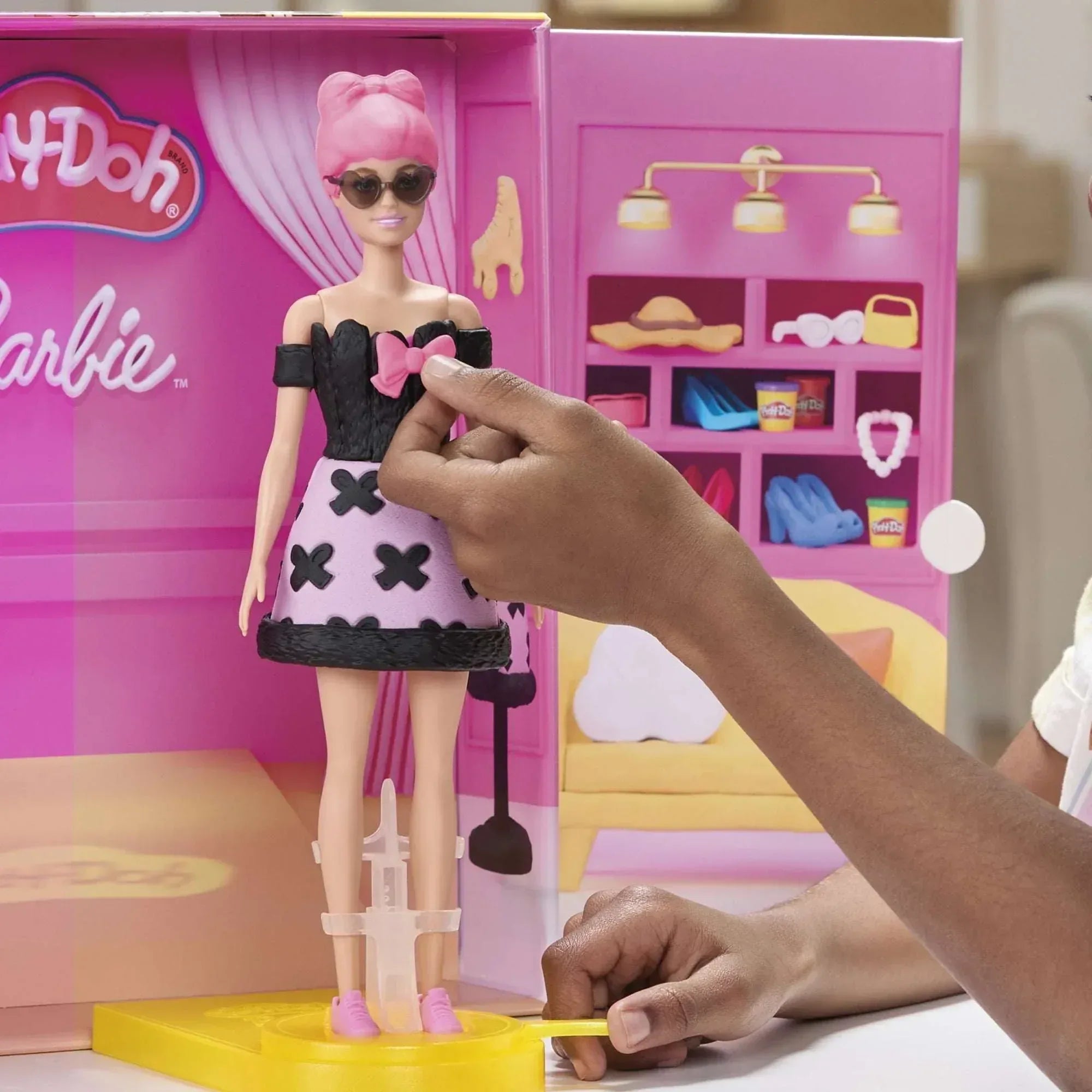 Play-Doh Barbie Designer Fashion Show Playset, Make Doll Clothes, Holiday Gifts for Girls & Boys 5 and up