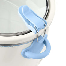 Blue locking lid latch on a 6-Quart slow cooker